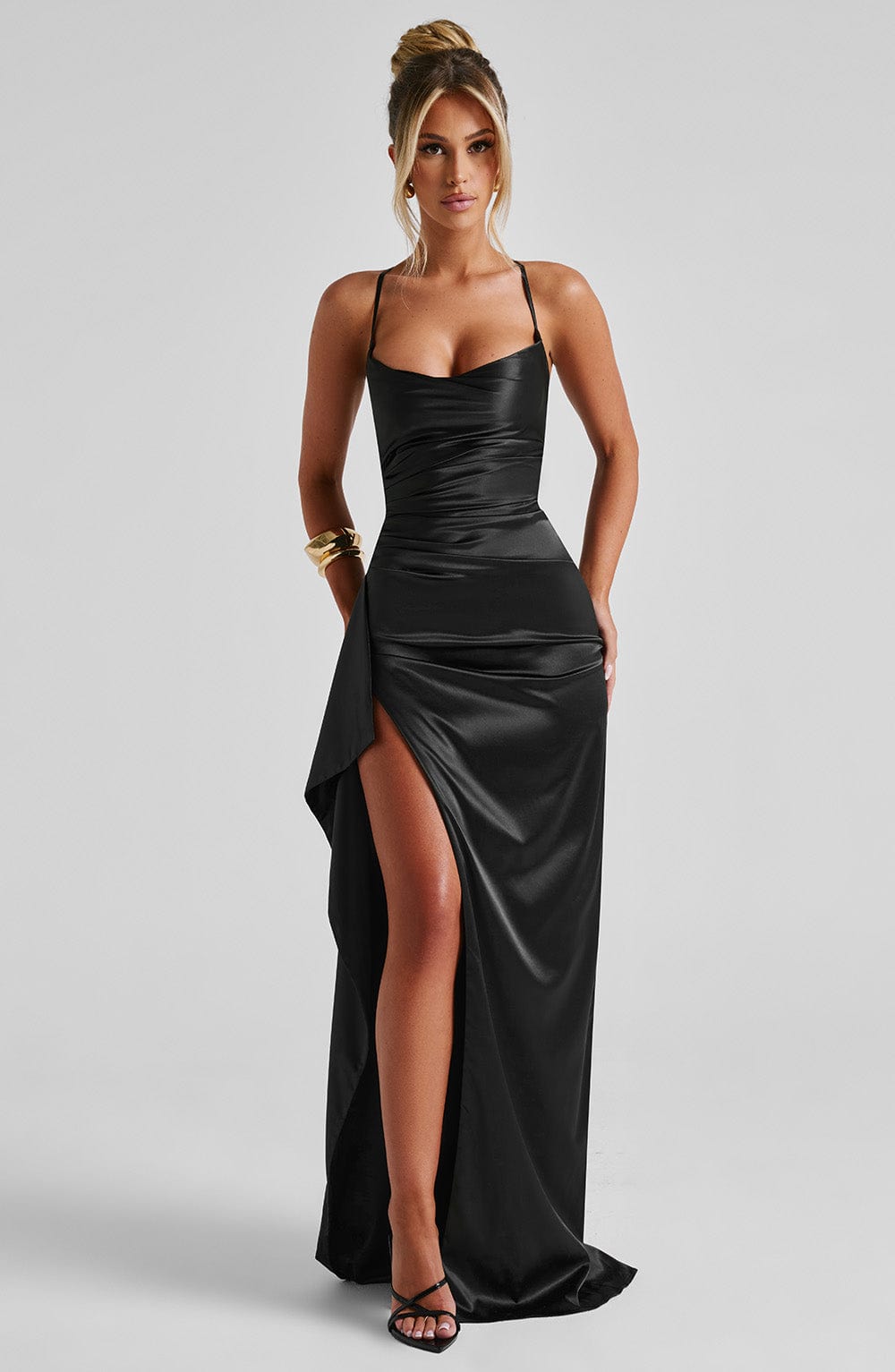 Maritza™ | Robe satinée premium à ouverture drapée