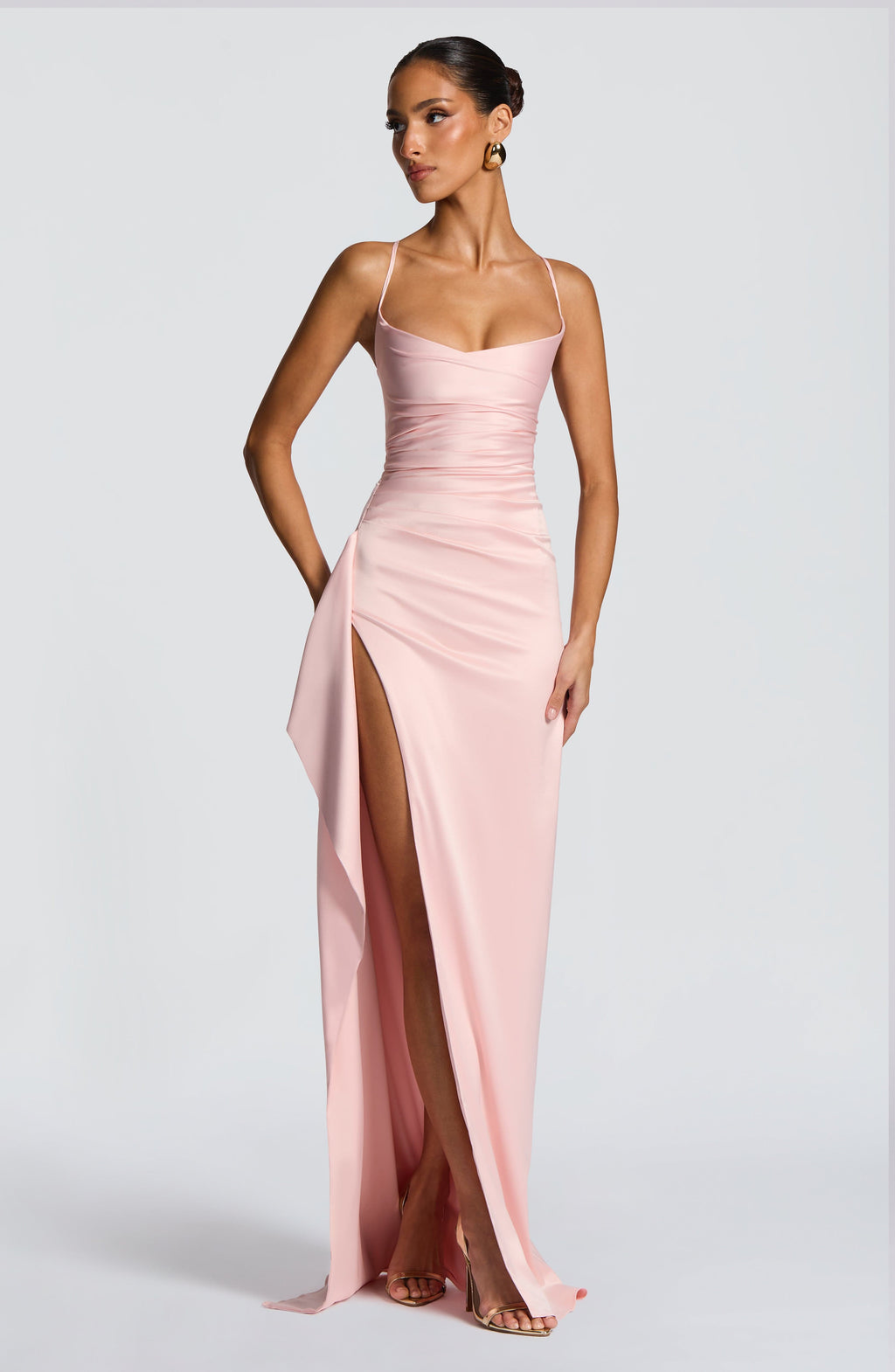 Maritza™ | Robe satinée premium à ouverture drapée