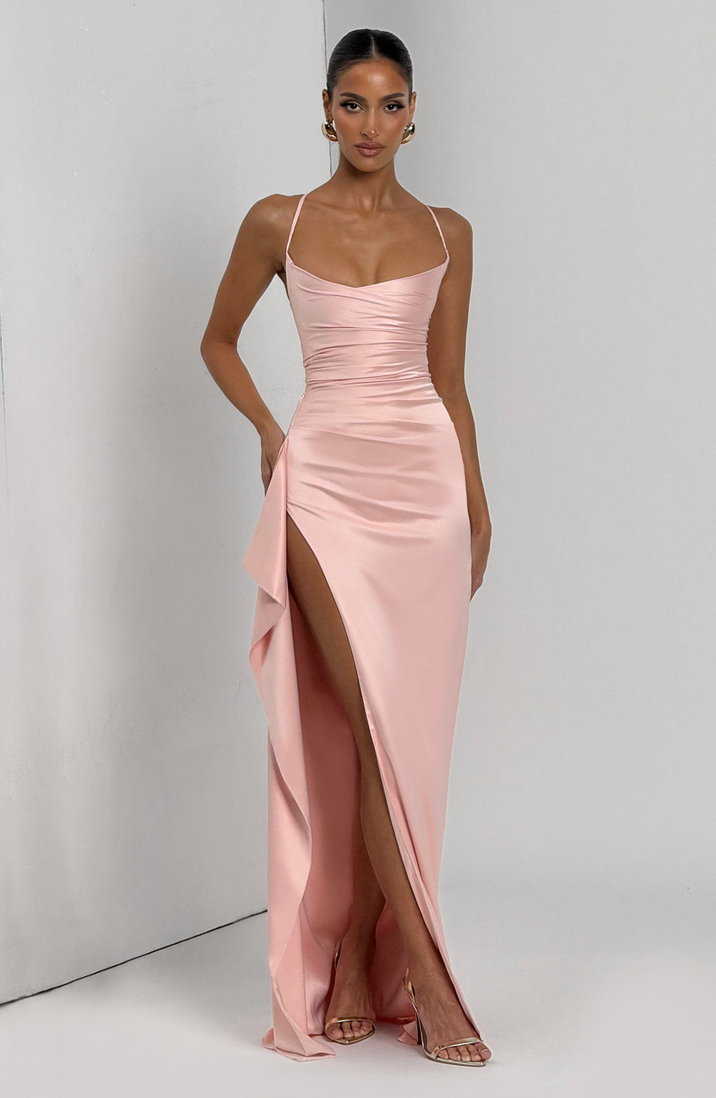 Maritza™ | Robe satinée premium à ouverture drapée
