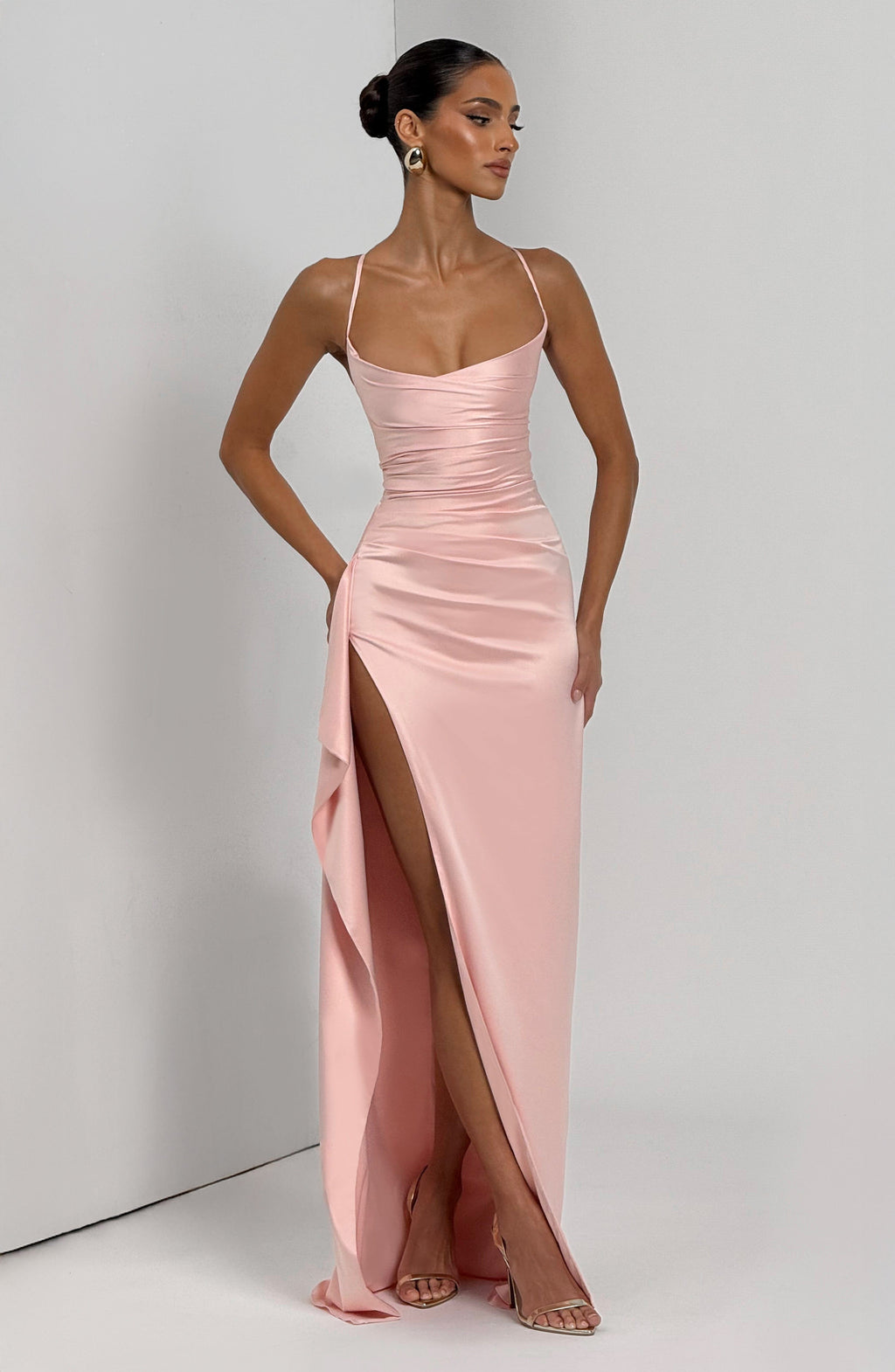 Maritza™ | Robe satinée premium à ouverture drapée