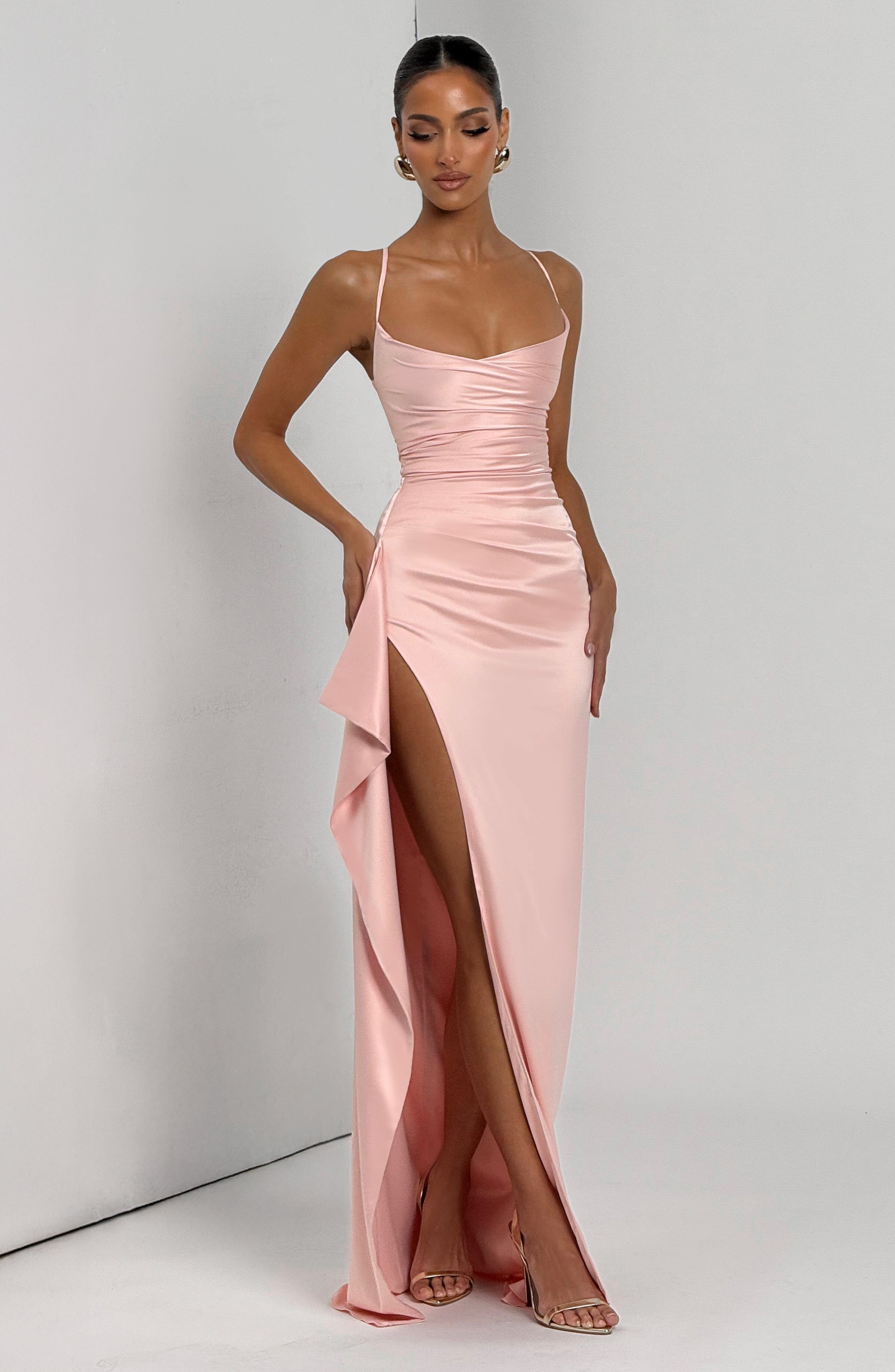 Maritza™ | Robe satinée premium à ouverture drapée