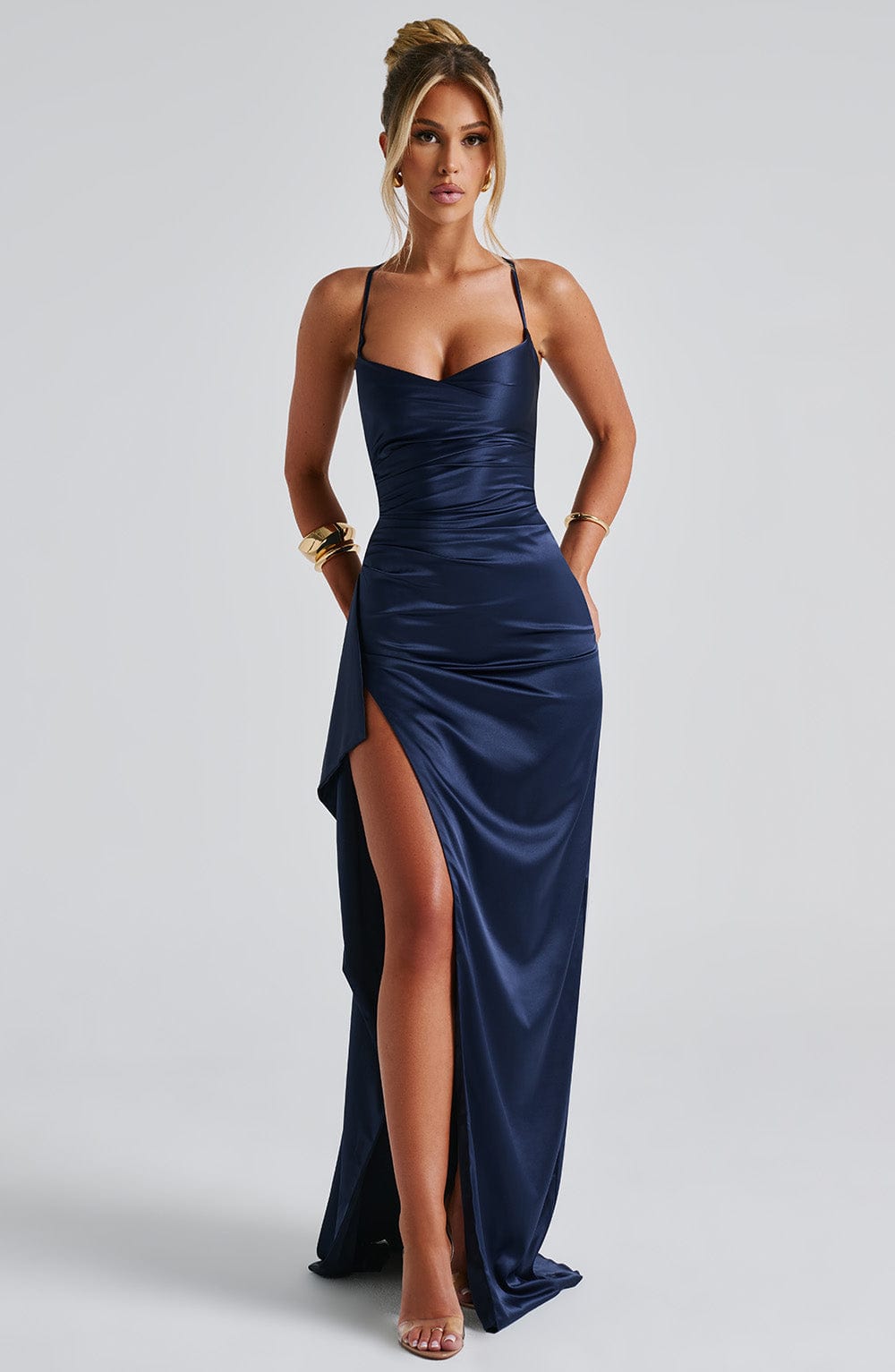 Maritza™ | Robe satinée premium à ouverture drapée